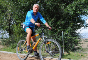 Emilio Aguado,en su bici,  posa para mayoresudp.