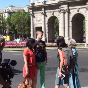 Gente paseando durante rodaje en Madrid