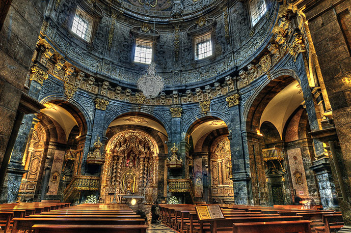 Interior de la Basílica de Loyola, donde llama la atención su cúpula, y la utilización del mármol en su decoración.