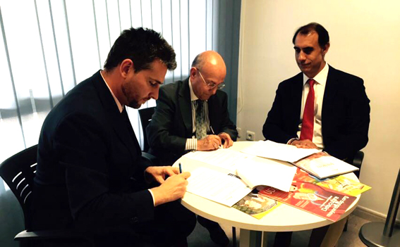 El director general de Albertia, Pablo Rodrigo, con Luis martín Pindado y en presencia del director general del Imserso, César Antón.