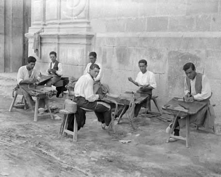 Grupo de alpargateros de Elche, 1922-23. Otto Wunderlich. Archivo IPCE.