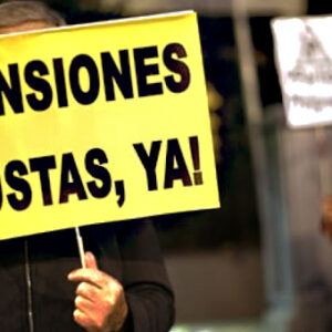 Un pensionistas sostienen un Cartel "Pensiones dignas ya"