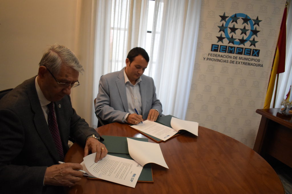 Saturnino Álvarez Bacaicoa, presidente de UDP y Francisco Buenavista García, Presidente  FEMPEX, han firmado en Mérida el acuerdo marco de colaboración para el desarrollo de actuaciones conjuntas en materia de sensibilización y nuevos escenarios vinculados con el cambio demográfico.