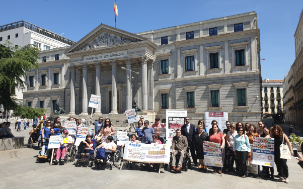 Representantes de FEBHI y sus asociaciones se concentran enfrente del Congreso de los Diputados bajo el grito “Os estamos esperando”