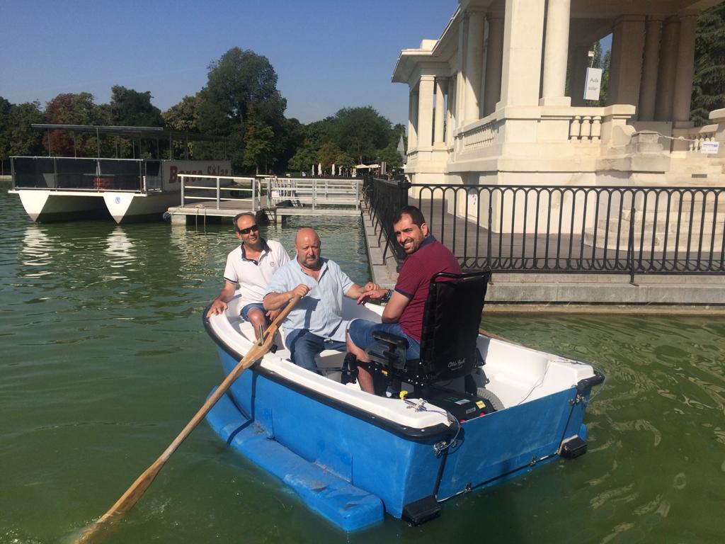 Barcas accesibles en el estanque del Parque de «El Retiro» en Madrid