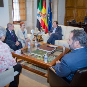 Petri García, Presidenta de UDP Cáceres, Juan Sánchez Presidente de UDP Badajoz y Paca Tricio presidenta de UDP reunidos con el Presidente de Extremadura Guillermo Fernández Vara