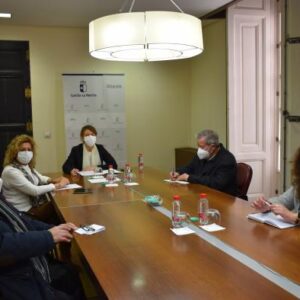 Reunidos en la mesa, al fondo la Consejera de Bienestar Social, Aurelia Sánchez, a su izquierda Ramón Munera, presidente de la Federación Territorial de Castilla-La Mancha UDP