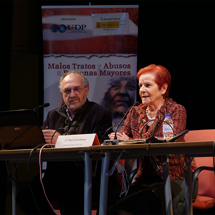 Paca Tricio hablando en las jorndas de prevención sobre malos tratos y abusos a personas mayores