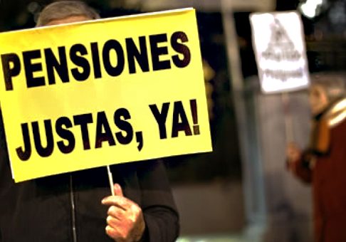 Un pensionistas sostienen un Cartel "Pensiones dignas ya"